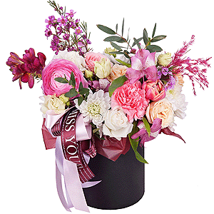 Ранункулюс розовый - 1, Фрезия - 1, Альстромерия белая, нежно-розовая - 2, Гвоздика розовая - 2, Роза кустовая белая, кремовая, нежно-розовая 50 см - 3, Лизиантус - 1, Хризантема кустовая Балтика белая - 1, Тюльпан розовый - 1, Шляпная коробка маленькая, Оазис, Ваксфловер, Декор из сухоцветов, Современная упаковка, Эвкалипт