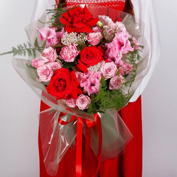 Роза Нина красная 50 см - 5, Роза кустовая белая, кремовая, нежно-розовая 50 см - 4, Гладиолус розовый - 3, Лизиантус (Эустома) розовый - 3, Гвоздика розовая - 3, Озотамнус, Аспарагус сетацеус, Современная упаковка