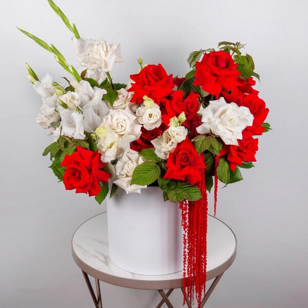 Роза Эквадор белая 50 см   - 13, Роза Нина красная 50 см - 15, Гладиолус белый - 4, Лизиантус - 3, Шляпная коробка средняя, Оазис, Амарант стабилизированный, Малина ветка