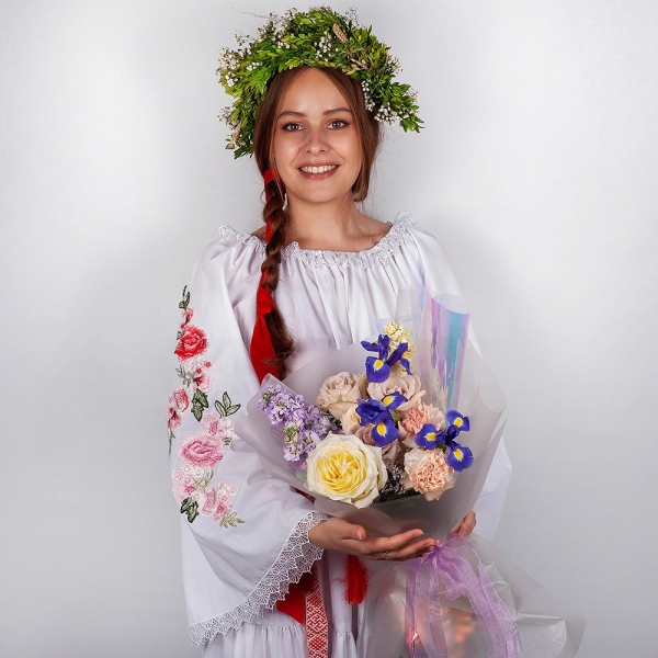 Ирисы - 3, Маттиола сиреневая - 2, Роза Эквадор желтая 50 см - 1, Роза Эквадор кремовая 50 см  - 3, Гвоздика белая, кремовая - 5, Маттиола белая - 1, Лимониум, Фисташка, Современная упаковка