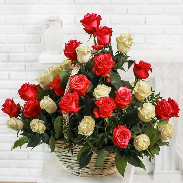 Роза розовая 50 см - 38, Роза белая 50 см - 27, Корзина большая, Фисташка, Салал, Оазис