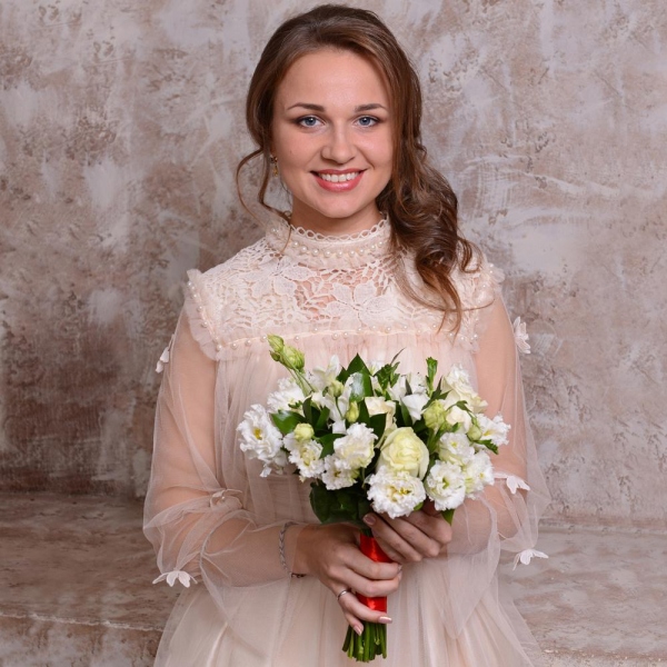 Роза белая 50 см - 9, Фрезия - 16, Лизиантус - 5, Рускус, Лента