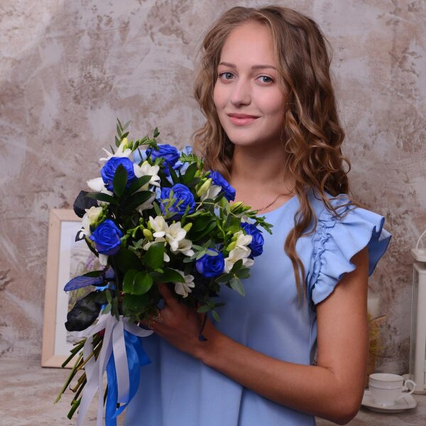 Роза синяя 50 см - 9, Фрезия - 12, Рускус, Эвкалипт парвифолия, Лента