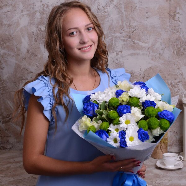 Роза синяя 50 см - 15, Хризантема кустовая Бакарди белая - 4, Хризантема кустовая Филин Грин - 4, Лизиантус - 6, Питтоспорум, Фетр, Современная упаковка, Лента