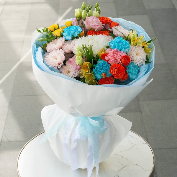 Хризантема кустовая Балтика розовая - 2, Хризантема одноголовая Магнум белая - 1, Гвоздика розовая - 3, Гвоздика белая, кремовая - 7, Лизиантус (Эустома) розовый - 2, Альстромерия желтая, оранжевая - 7, Роза кустовая желтая, оранжевая 50 см - 3, Современная упаковка