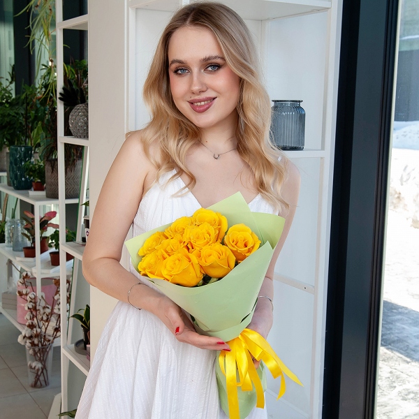 Роза Эквадор желтая 50 см - 9, Современная упаковка, Лента