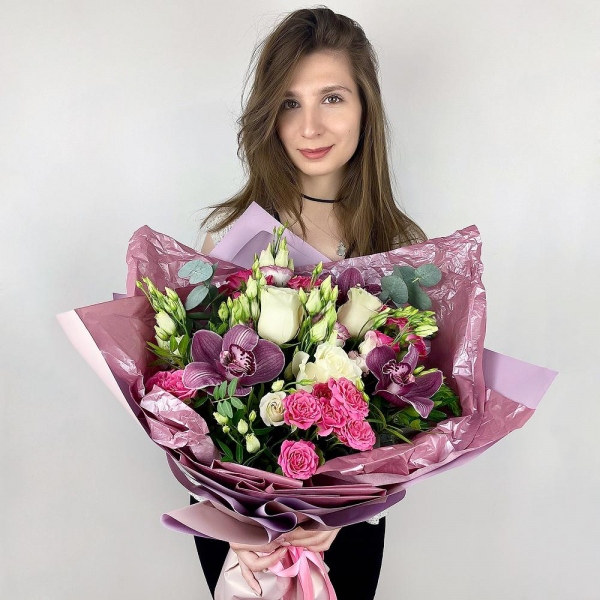 Роза белая 50 см - 5, Орхидея бутон розовая Цимбидиум  - 5, Роза кустовая розовая, ярко-розовая 50 см - 5, Лизиантус (Эустома) розовый - 4, Эвкалипт цинерия, Фисташка, Колба-пробирка, Современная упаковка
