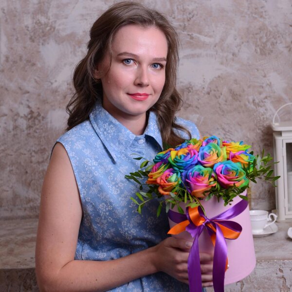 Роза радужная 50 см - 17, Шляпная коробка маленькая, Оазис, Фисташка, Лента