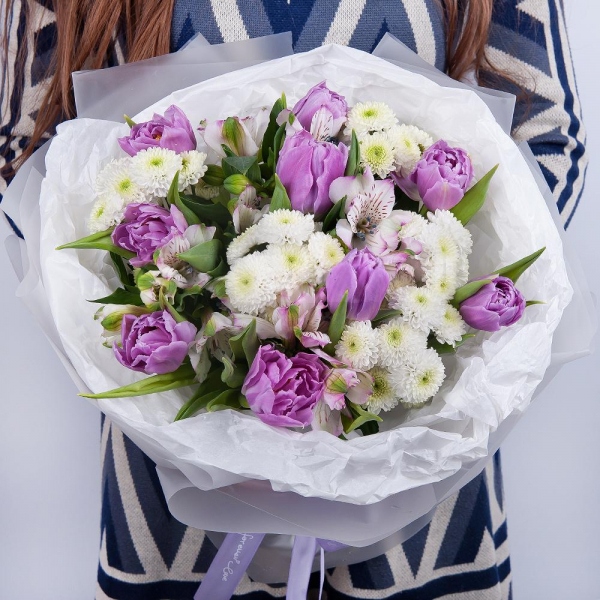 Хризантема кустовая Ньютон белая - 5, Тюльпан сиреневый - 13, Альстромерия сиреневая, фиолетовая - 6, Современная упаковка, Лента
