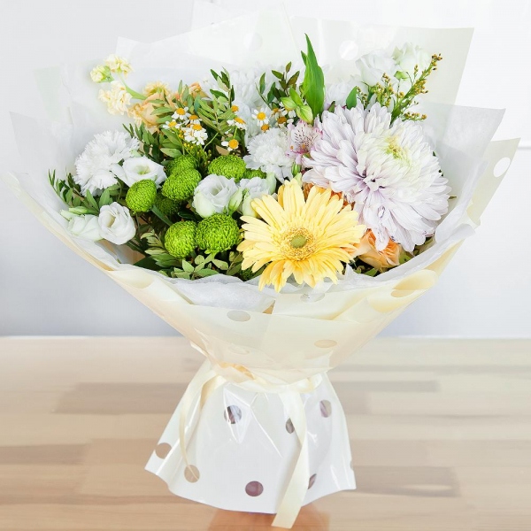 Танацетум - 1, Хризантема кустовая Балтика белая - 2, Хризантема кустовая Филин Грин - 2, Альстромерия белая, нежно-розовая - 3, Лизиантус - 2, Роза кустовая белая, кремовая, нежно-розовая 50 см - 2, Маттиола белая - 2, Гвоздика белая, кремовая - 4, Хризантема одноголовая Магнум фиолетовая - 1, Гербера желтая - 1, Солидаго, Фисташка, Современная упаковка