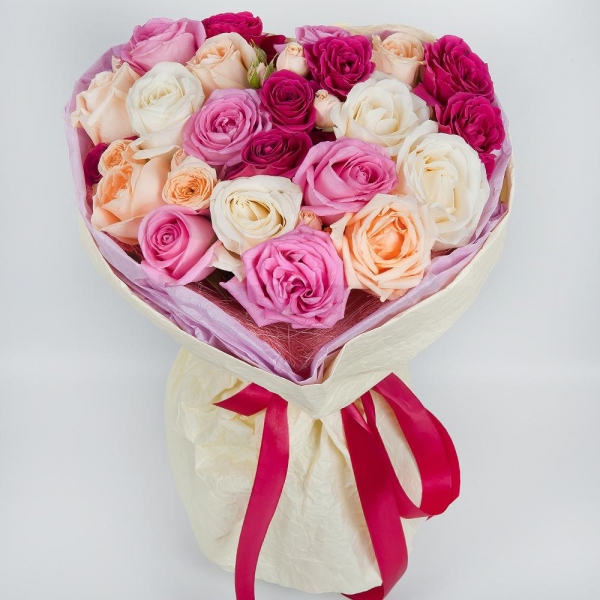 Роза кустовая розовая, ярко-розовая 50 см - 2, Роза розовая 50 см - 8, Роза белая 50 см - 6, Роза кремовая 50 см - 7, Роза кустовая белая, кремовая, нежно-розовая 50 см - 2, Современная упаковка, Каркас для букета