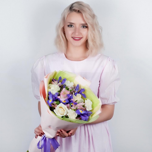 Ирисы - 6, Роза белая 50 см - 7, Альстромерия белая, нежно-розовая - 5, Гвоздика белая, кремовая - 5, Современная упаковка