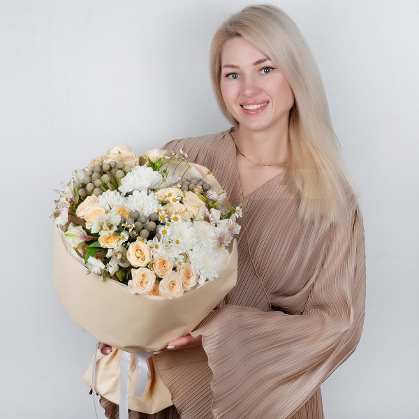 Роза кустовая белая, кремовая, нежно-розовая 50 см - 5, Хризантема кустовая Балтика белая - 3, Альстромерия белая, нежно-розовая - 7, Танацетум - 4, Бруния, Современная упаковка
